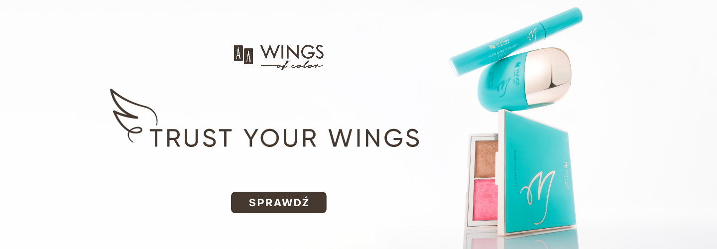 Baner reklamowy marki AA Wings of Color z hasłem „TRUST YOUR WINGS” i grafika skrzydła na białym tle. Po prawej stronie przedstawiono kompozycję kosmetyków do makijażu w turkusowych opakowaniach: paletkę, podkład oraz tusz do rzęs. Pod głównym hasłem znaj
