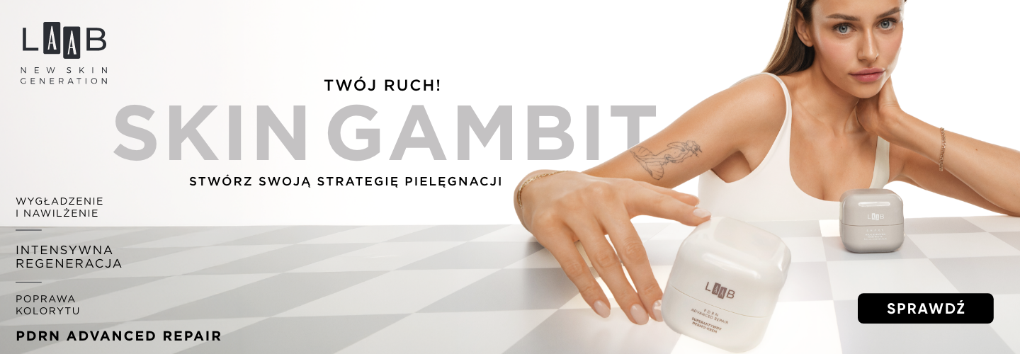 Baner reklamowy marki AA LAAB z hasłem „SKIN GAMBIT – STWÓRZ SWOJĄ STRATEGIĘ PIELĘGNACJI” przedstawiający kobietę na tle wzoru szachownicy z dwoma opakowaniami kremu. Tekst po lewej stronie promuje linię „PDRN ADVANCED REPAIR” oraz korzyści takie jak wygł
